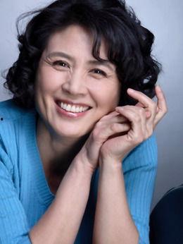 张英演员资料,影视界多面手，从荧幕到舞台的璀璨星途